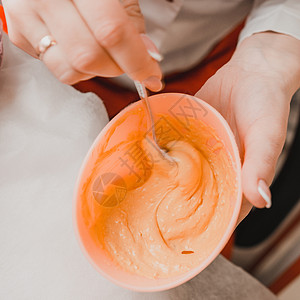 面膜碗准备一个金面罩 一个美容师的手术 面部护理治疗美容奶油勺子黏土生态面具宏观身体化妆品背景