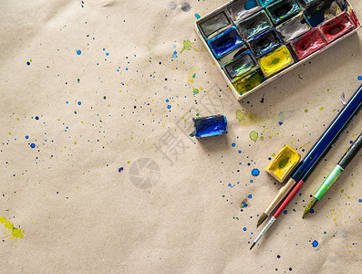 收集水彩色油漆和几笔刷子教育草图学校艺术品桌子画家工具绘画调色板创造力背景图片