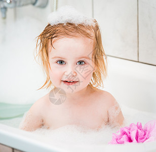 婴儿洗澡浴缸幸福浴室生活气泡女性孩子童年女孩快乐高清图片