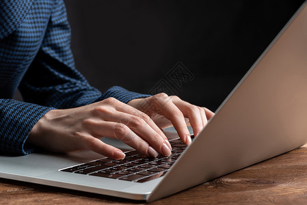 近身女性手躺在笔记本电脑键盘上职业工作贸易创新套装经理职场会计战略项目工作区高清图片素材