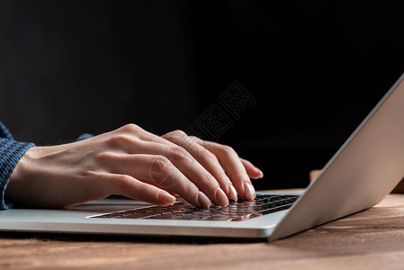 近身女性手躺在笔记本电脑键盘上商业经理咨询分析师战略贸易套装营销技术公司在线的高清图片素材
