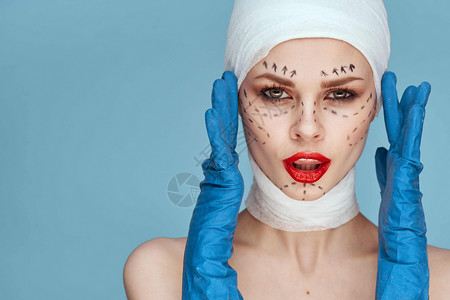 红唇整容手术 肩膀露出蓝色底底色Blue背景医生皮肤塑料病人护理女性成人女士诊所身体美容师高清图片素材