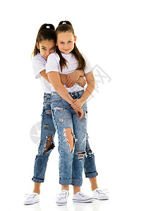 两个可爱的小女孩互相拥抱 友谊的概念 笑声姐姐夫妻孩子朋友微笑公园孩子们闲暇朋友们家庭人们高清图片素材