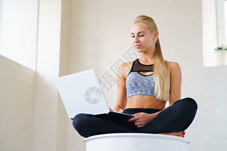 接露珠女孩带笔记本电脑的露珠运动女运动员平衡练习沉思头发有氧运动女性瑜伽身体体操电话背景