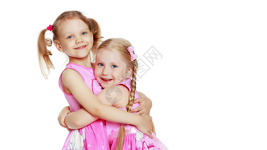 两个可爱的小女孩互相拥抱 友谊的概念 笑声裙子孩子们女孩公主乐趣微笑朋友们闲暇姐姐幸福玩高清图片素材