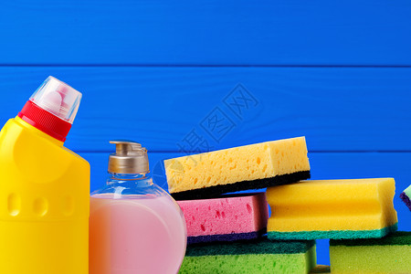 各种蓝色木制背景的清洁用品以及化学品服务物品洗涤剂刷子手套液体家务海绵地面国内的高清图片素材