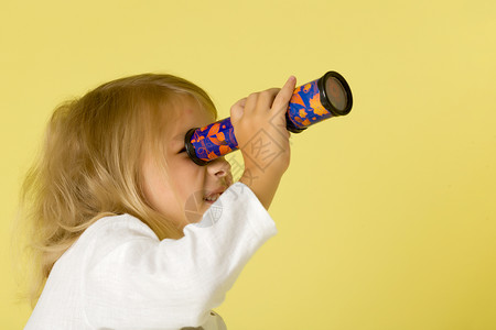 一镜到底一个小女孩看着望远镜 或乳胶镜 笑声学校天空星星手表教育孩子学习天文学万花筒女性背景