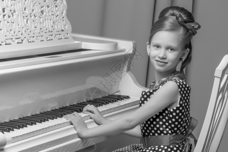 小姑娘弹钢琴 拍黑白相片独奏者键盘演员教育学习裙子练习手指乐器歌剧交响乐高清图片素材