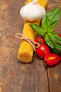 意大利意大利意大利面糊番茄和巴西尔午餐香料叶子木头餐厅盘子面条食谱饮食厨房红色的高清图片素材