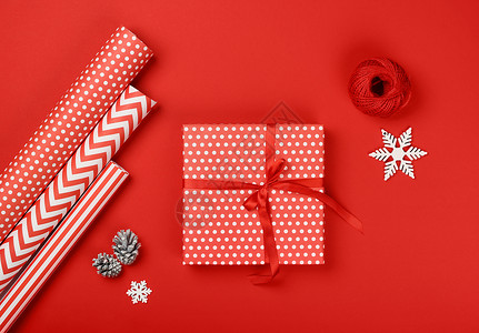 白色装饰圆点用红纸和白纸纸纸包装圣诞礼物背景