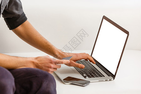 男性坐在前面的开放式笔记本电脑的背面视图 空白的空屏幕显示您的信息或内容 现代商务人士通过笔记本在互联网上工作 咖啡店学习的学生店铺高清图片素材