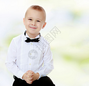 穿白衬衫领带的小男孩衬衫套装青年微笑童年人士白色学校男性商务背景