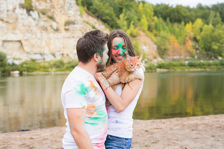 很多颜色的猫霍利节 旅游和自然概念     猫披着多色灰尘的男女肖像背景