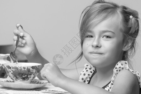 小女孩在喝茶喜悦童年厨房微笑巧克力女儿咖啡乐趣饮料快乐婴儿高清图片素材