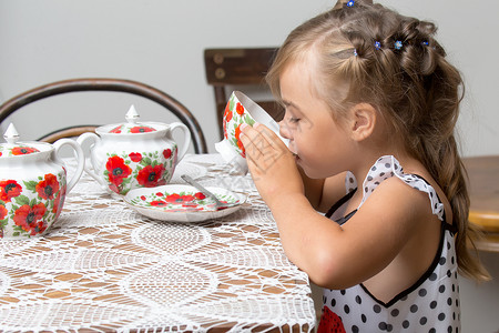 小女孩在喝茶女性早餐婴儿快乐微笑桌子食物饮料母亲幸福保持高清图片素材