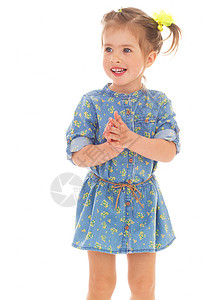 迷人的小女孩玩耍 玩得开心喜悦旅行快乐自由学校女孩裙子乐趣假期孩子童年高清图片素材