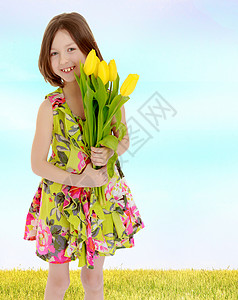 带着一束黄色郁金香花的小女孩母亲花束广告牌女性孩子礼物快乐晴天背景妈妈们背景虚化高清图片素材