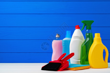 各种蓝色木制背景的清洁用品以及打扫产品家庭家政消毒剂瓶子化学品办公室洗涤剂手套液体高清图片素材