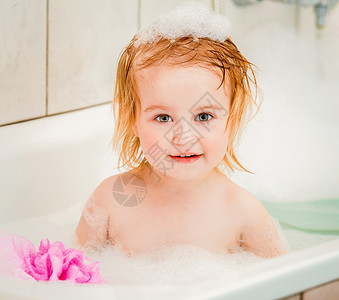 婴儿洗澡浴室孩子眼睛快乐女性童年气泡女孩男生浴缸高清图片