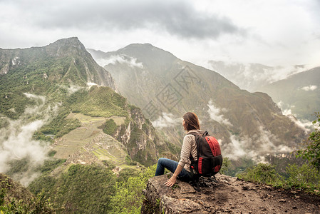 云丘山风景女孩在的顶端寻找马丘比丘地理国际悬崖闲暇风景遗产地区女性背景