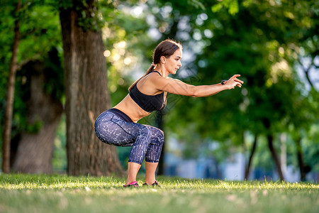 做运动女孩自然做瑜伽的女孩成人闲暇姿势冥想运动身体女性公园女士平衡背景
