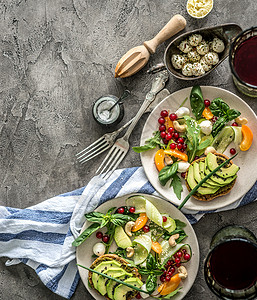 蔬菜晚餐     沙拉和葡萄酒香蒜沙拉腰果盘子美食木头黄瓜桌子食物眼镜背景图片