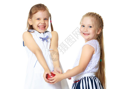 两个小女孩 苹果和两个小姑娘微笑姐妹女孩们友谊女性幸福孩子们公园朋友们闲暇快乐的高清图片素材