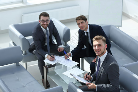 坐在谈判桌旁的商务伙伴 在谈判桌上合作经理文档房间合伙公司签约咨询营销会议背景图片