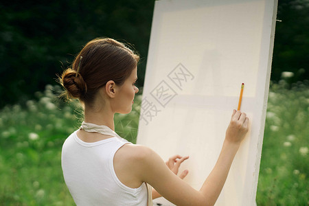 妇女在户外靠近创作艺术绘画女孩潮人青少年刷子成人闲暇微笑艺术家爱好学生背景图片