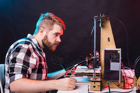 印刷技术员简历年轻男性设计师工程师在实验室使用 3D 打印机并研究产品原型 技术和创新概念印刷教育胡须科学家电线研究员3d打印电子产品电脑背景