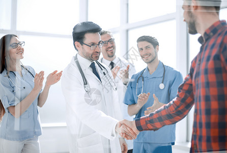 感恩的病人握着医生手摇动合作诊所外科微笑讲话情感希望快乐服务窗户高级的高清图片素材