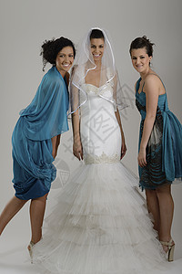 蓝色婚纱女孩3名身着婚纱的美女肖像女性女士成人女孩蓝色伴娘魅力黑发庆典冒充背景