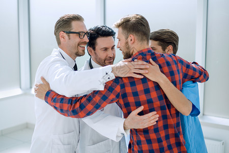 快乐快乐的医生们站在一起治疗医疗医师病人疼痛保健照顾者老年男人症状解释高清图片素材