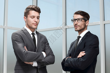 两位年轻商务人士的画面严肃的高清图片素材