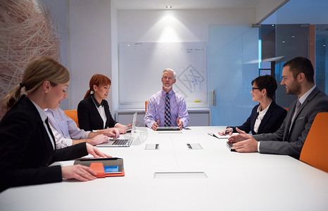 工作中男性商业团体在会议中男性办公室头发男人管理人员文档人士电脑帮助团队背景