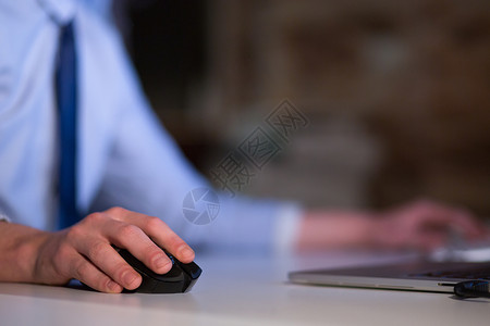 使用计算机鼠标特写手动商业职场冲浪网络互联网计算技术工作桌子笔记本点击高清图片素材