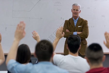 班级老师素材有一组学生在课堂上上课的教师大学教授女士讨论技术青少年学校男人知识学习背景