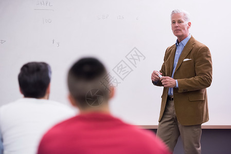 班级老师素材有一组学生在课堂上上课的教师学校男人大学成人技术团体女孩教学男生班级背景