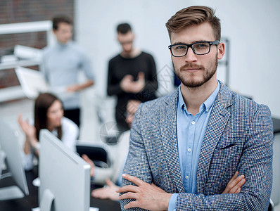 工作中男性具有自信的青年商务人士在办公室背景的背景情况中男性团体经理电脑生意男人领导者工人职场商务背景