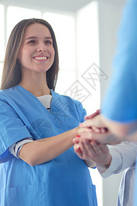 医生和护士在医疗团队中搭配双手圆圈男性朋友们会议女性同事护理团体精神工作室团结的高清图片素材