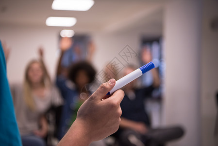 教师用标记手贴紧科学成人教育学习技术男人男生女孩青少年班级背景图片