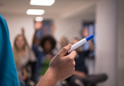 教师用标记手贴紧技术学习学校专家知识电脑男人训练女孩科学背景图片