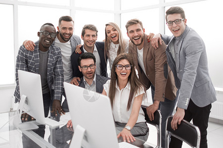 现代企业团队在工作场所的肖像画合作微笑商务互动跨国女性大厅同事公司职业技术高清图片素材