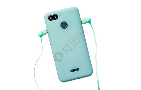 配有保护和耳机的数码电话 放在桌子上屏幕技术互联网小样案件配饰工具蓝色商业机动性背景图片