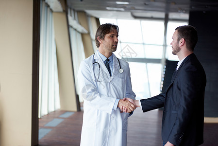 医生与病人握手医院商业实验室男人帮助卫生诊所外套访问保健人们高清图片素材