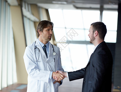 医生与病人握手卫生商业外套访问医师医院实验室护士男性诊所图片
