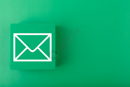 电子邮件概念 在暗绿色背景和复制空间下 在玩具广场上绘制信封互联网高清图片素材