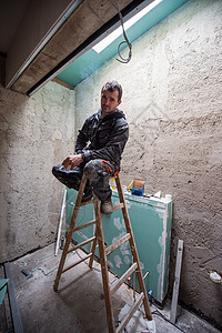 建筑工人坐在梯梯上时的肖像画背景图片