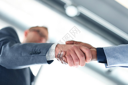 生意人握手 生意人握手来完成交易的签名贸易销售量商务人士朋友们协议男人成功会议繁荣高清图片素材