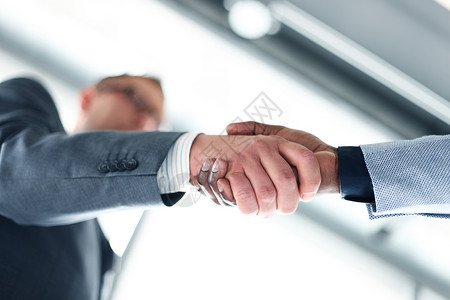 生意人握手 生意人握手来完成交易的财富工作就业男人客户会议签名西装成功人士合伙高清图片素材